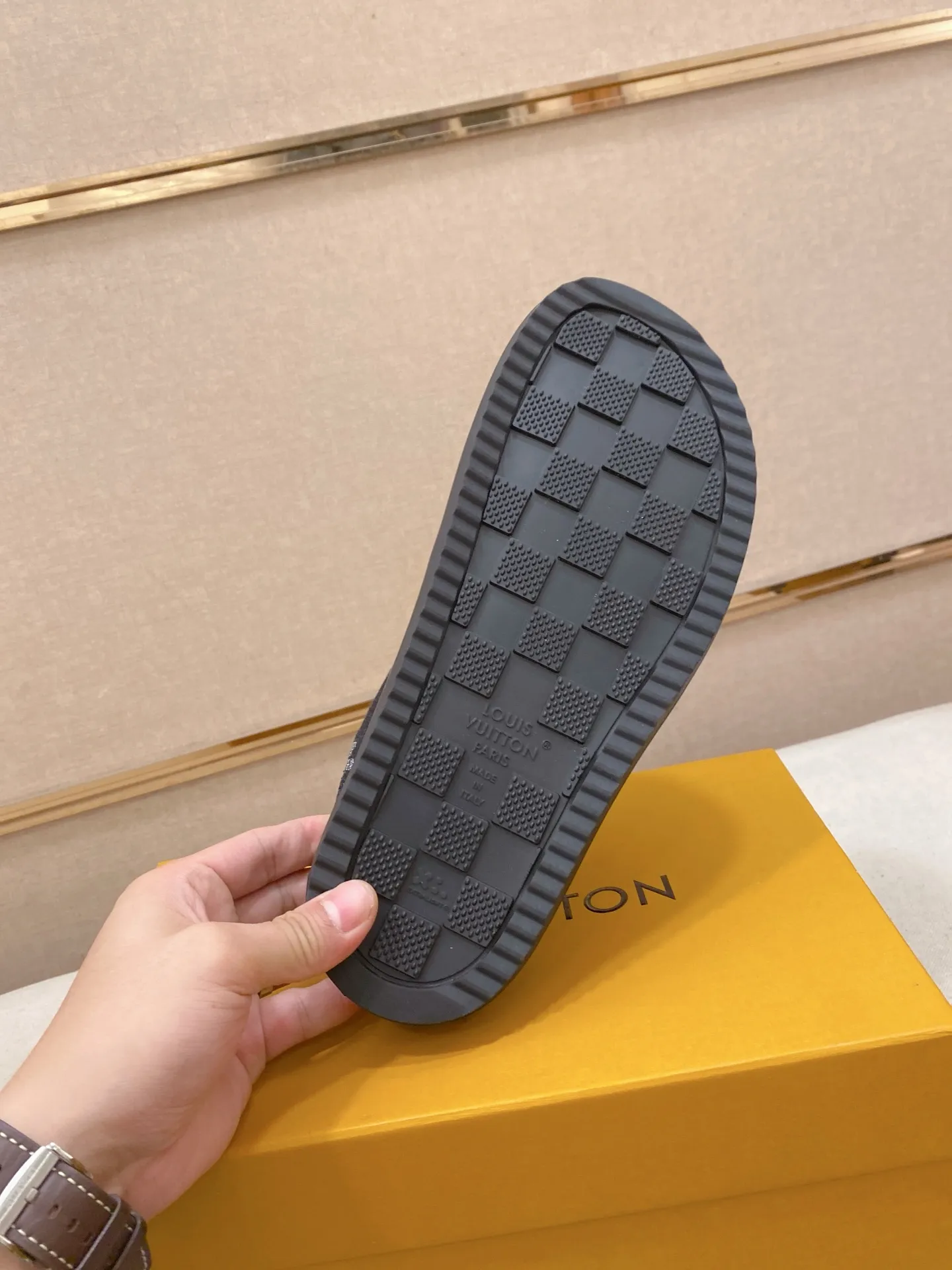 Men's shoes 💰: 360💰LV made 🔍Top purchasing agents, men's spring and summer slippers are available at the same counter. The uppers are made of Italian imported denim with logo graphics and high-quality craftsmanship. The soles are original soles specially provided by the original factory. The exclusive movable molded soles are super comfortable. Original factory follow-up products. 🔍🔍High quality. You can enter and exit the counter at will. Welcome to compare. The code number is 38-44.